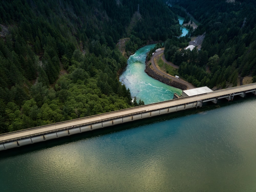 Gewässer in der Nähe der Brücke