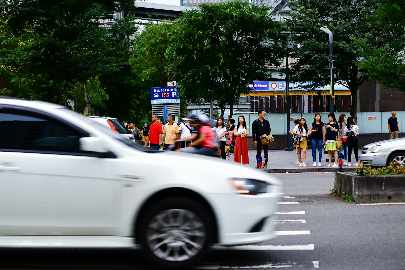 Canon EOS M50 (EOS Kiss M) + Canon EF-S 55-250mm F4-5.6 IS II sample photo. White car on road photography