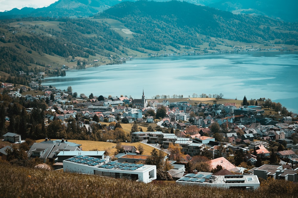 Photographie aérienne de maisons près d’un plan d’eau