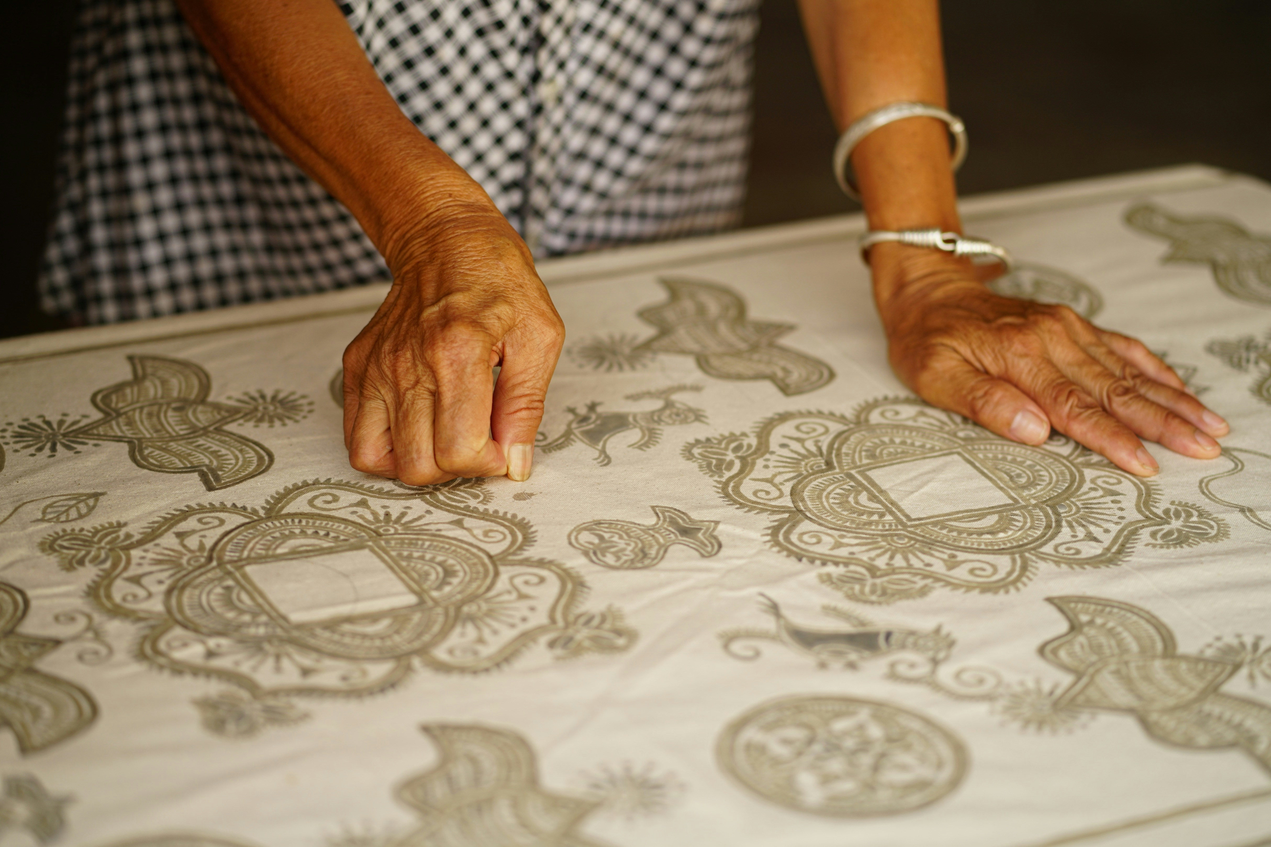 elderly hands crafting, wallpaper, Crafts for Adults with Dementia: Engaging Activities & Benefits 4