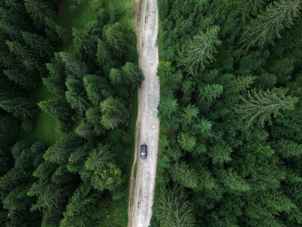 Foto aérea de un vehículo en carretera
