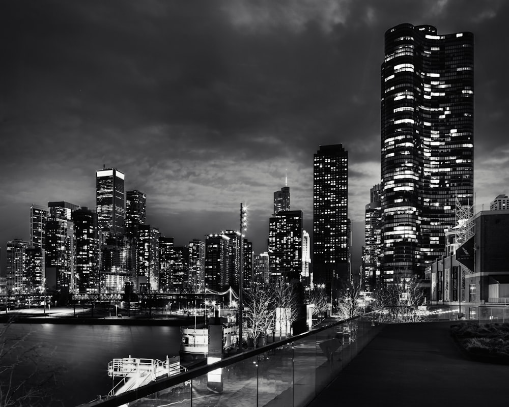 Fotografía en escala de grises de edificios de la ciudad