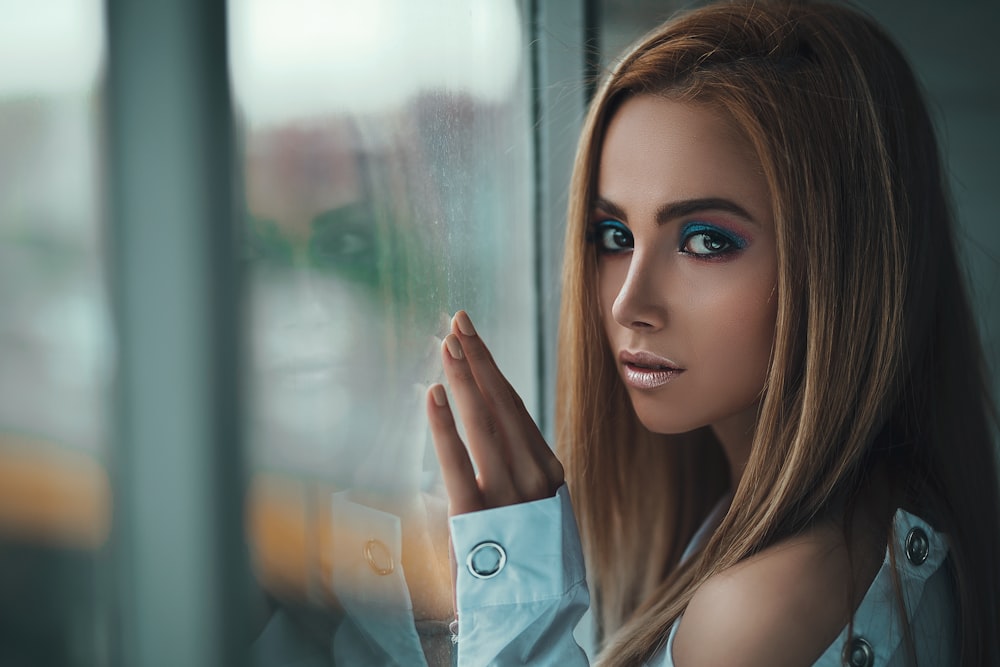 Mujer apoyada en la ventana