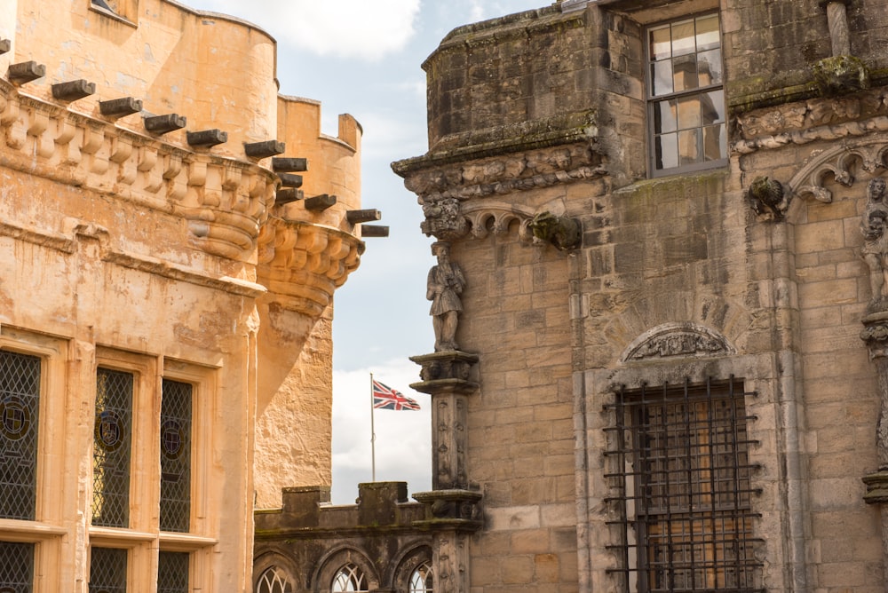 braunes Schloss mit England-Flagge