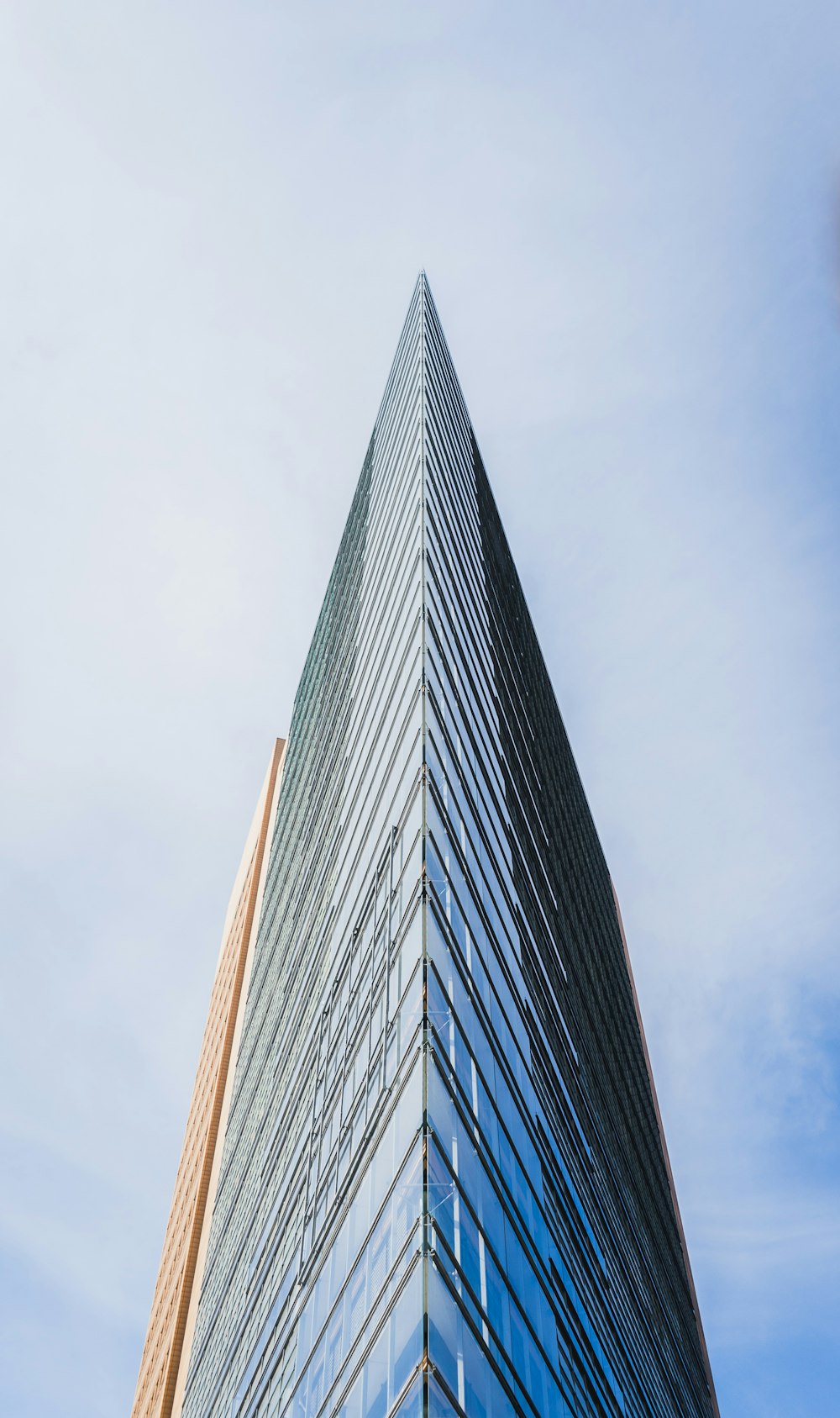 Edificio de gran altura durante el día