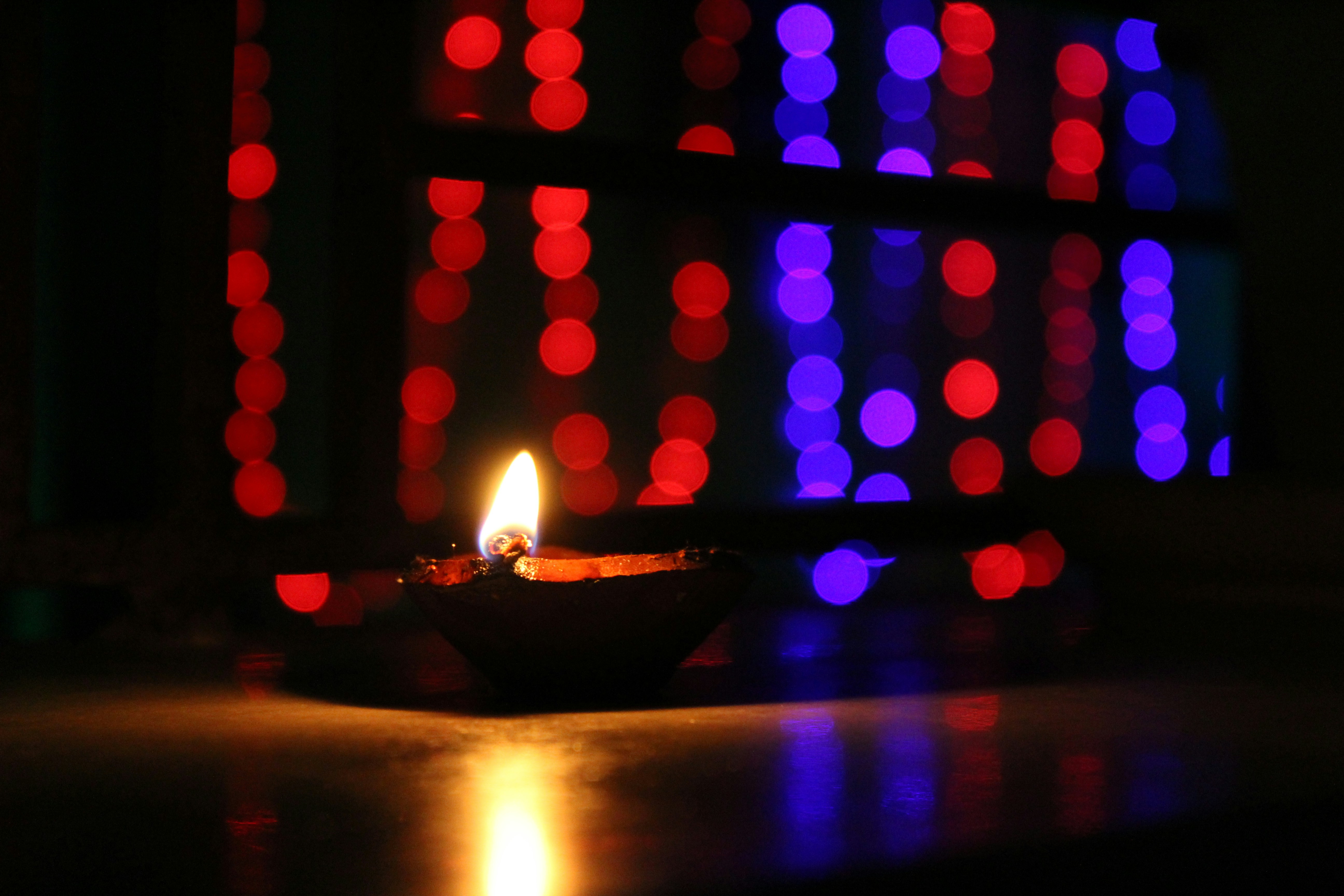oil lamp on focus photography