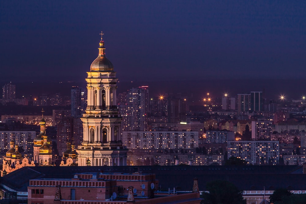 Torre branca e verde durante a noite