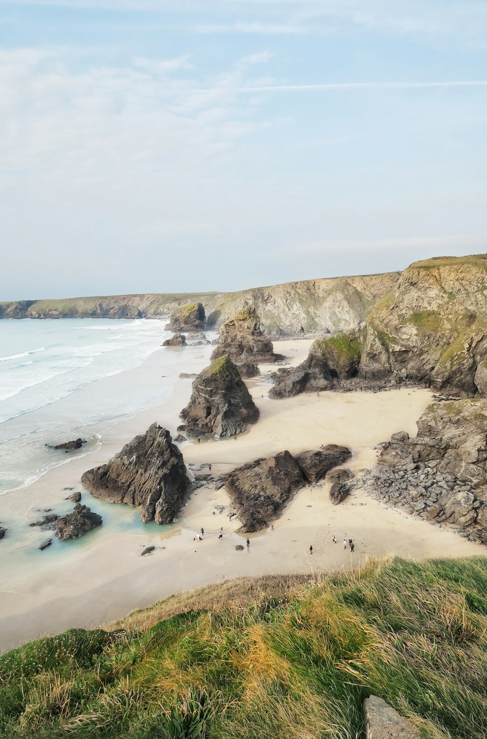 Luftaufnahme des weißen Sandstrandes