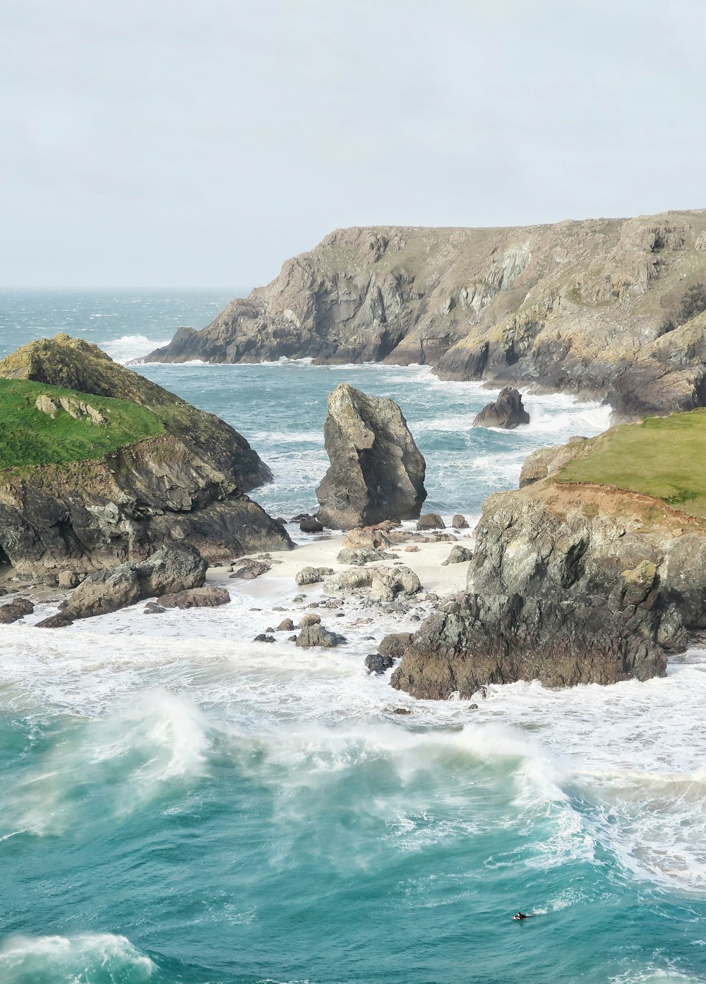 roches vertes et grises près du bord de mer