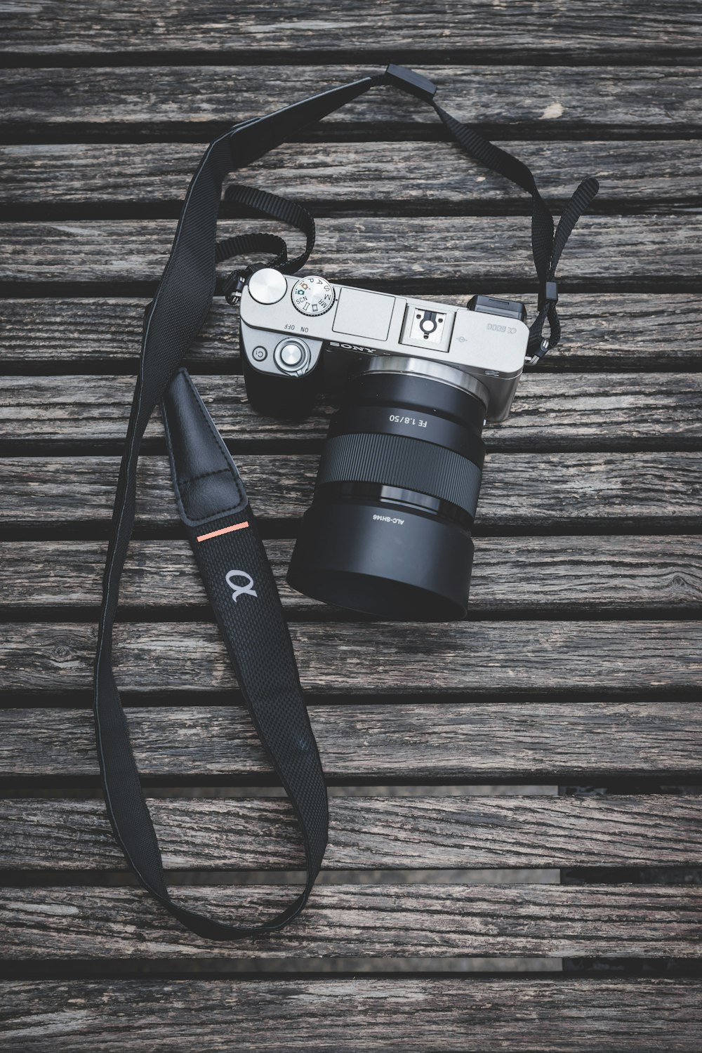 fotocamera DSLR nera e grigia