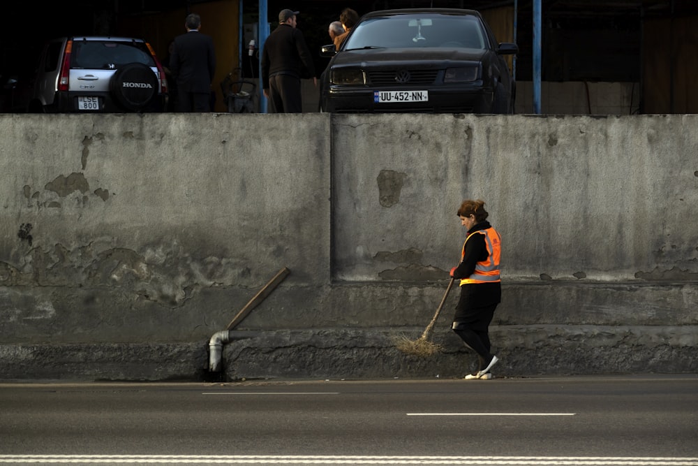 女性が通りを掃除する