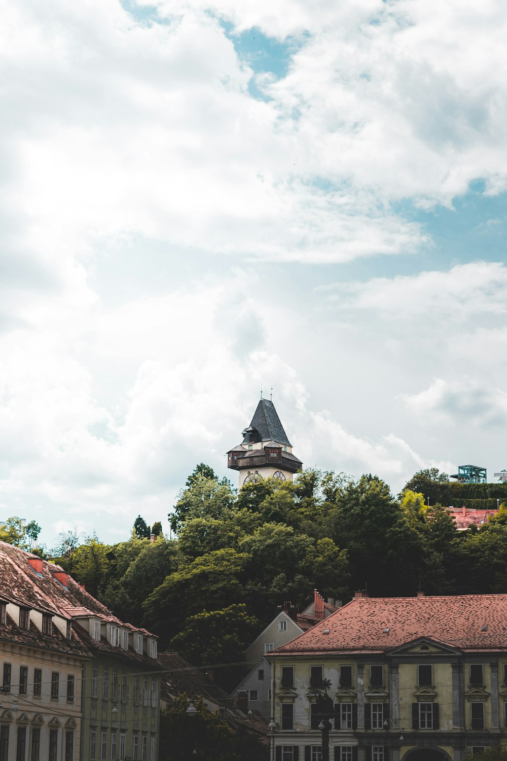 dois edifícios ao lado da árvore