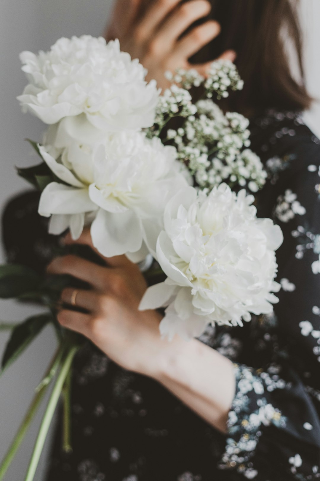 white clustered-petal flower