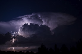 Single cell thunderstorm cloud 
