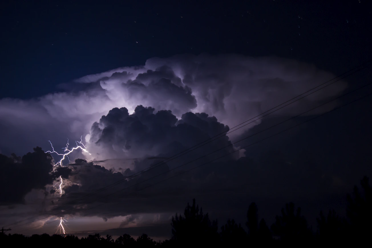Cielo oscuro con relámpagos durante tormenta severa