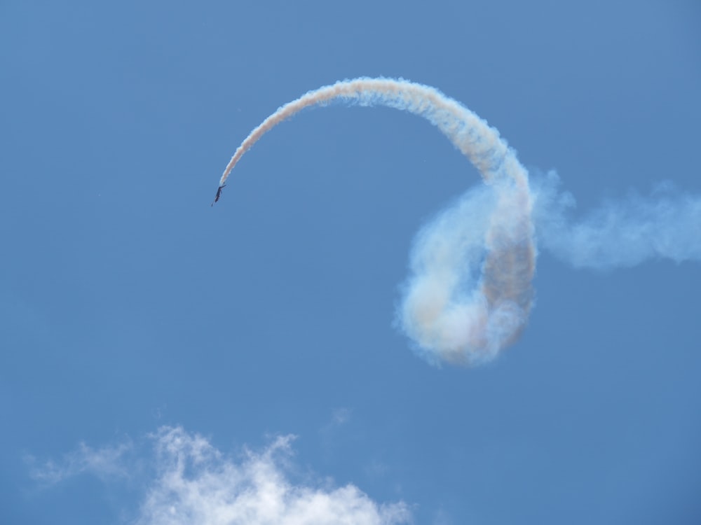 Avion avec spectacle aérien de traînée de condensation