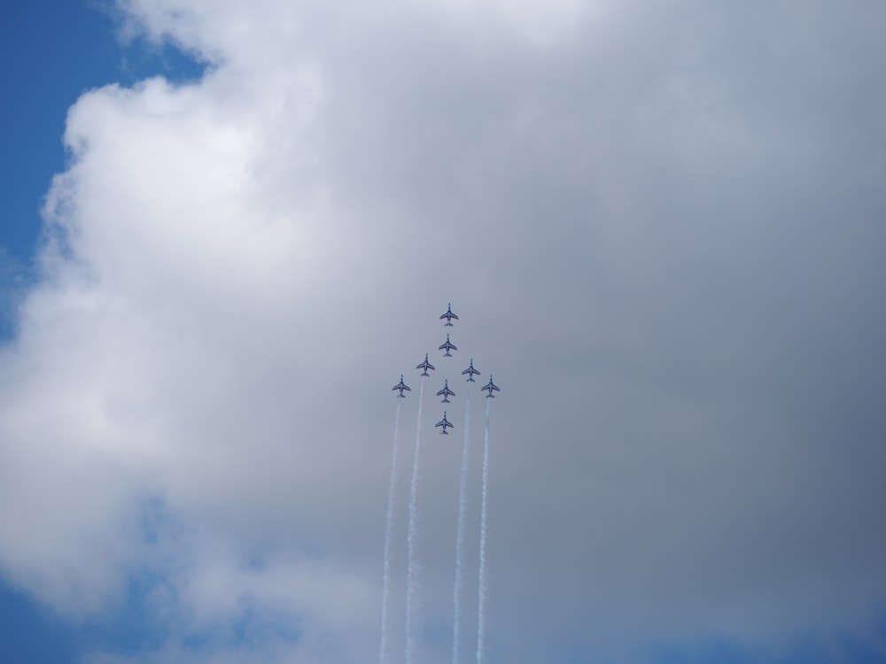 Oito aviões em show acrobático aéreo