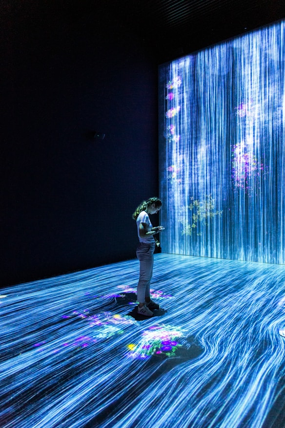 A picture depicting a virtual assistant using modern technology and AI for work.