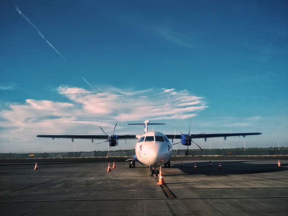 white plane on focus photography