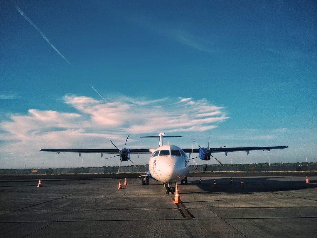 white plane on focus photography,