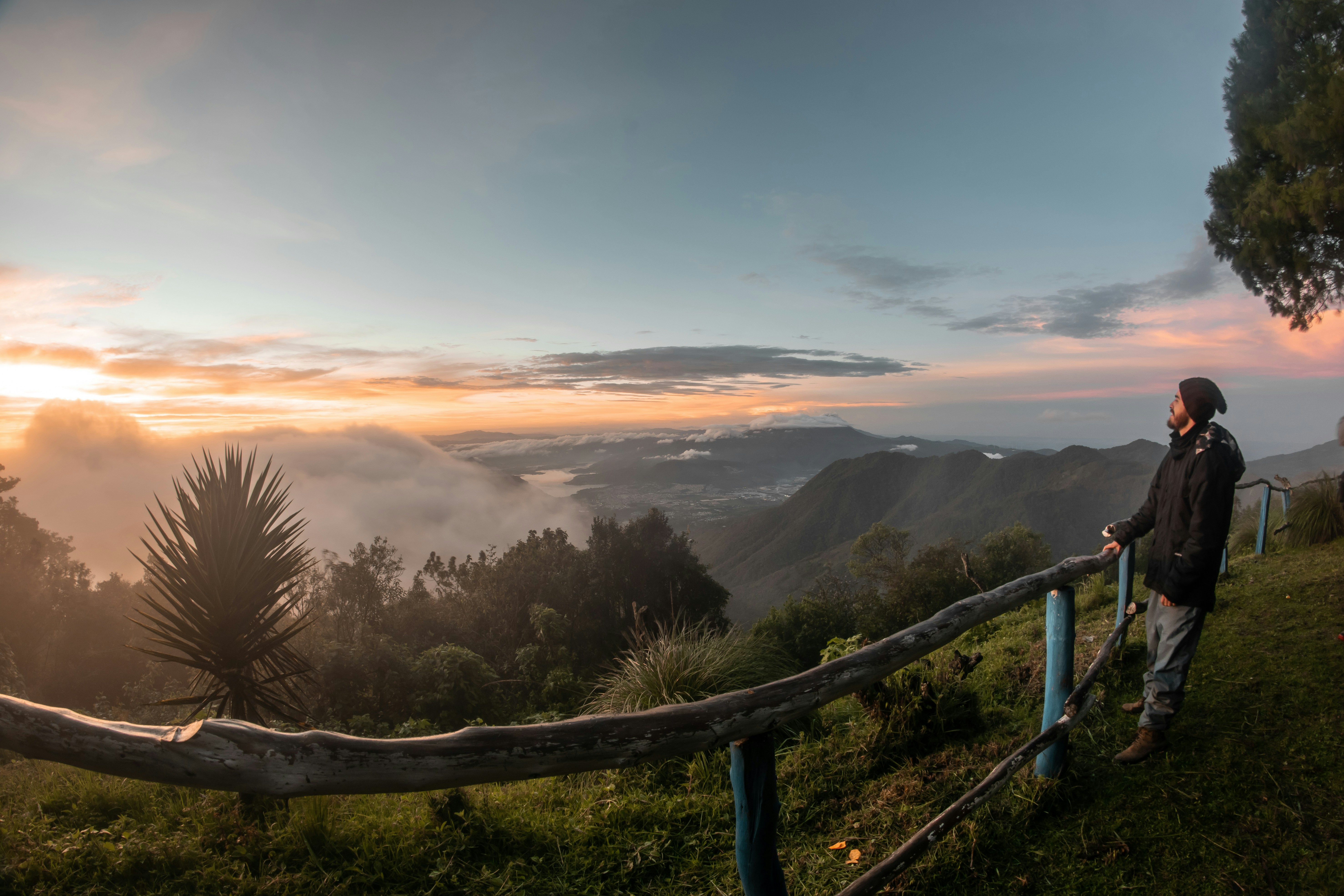 homme debout surplombant les montagnes