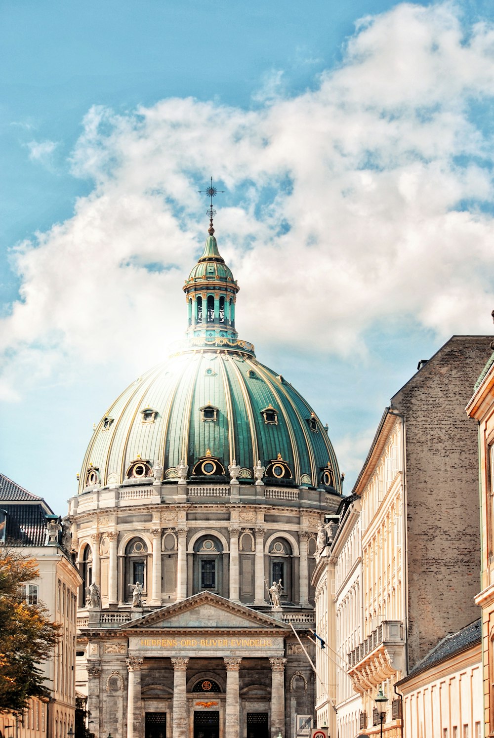 Chiesa bianca e blu attraverso nuvole bianche