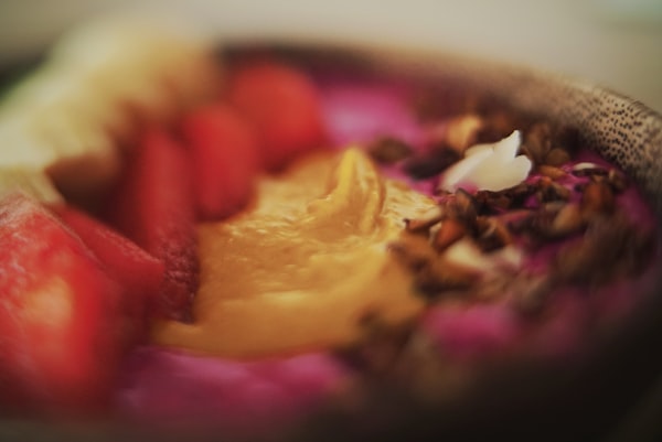 Hummus bowl met gepureerde paprika