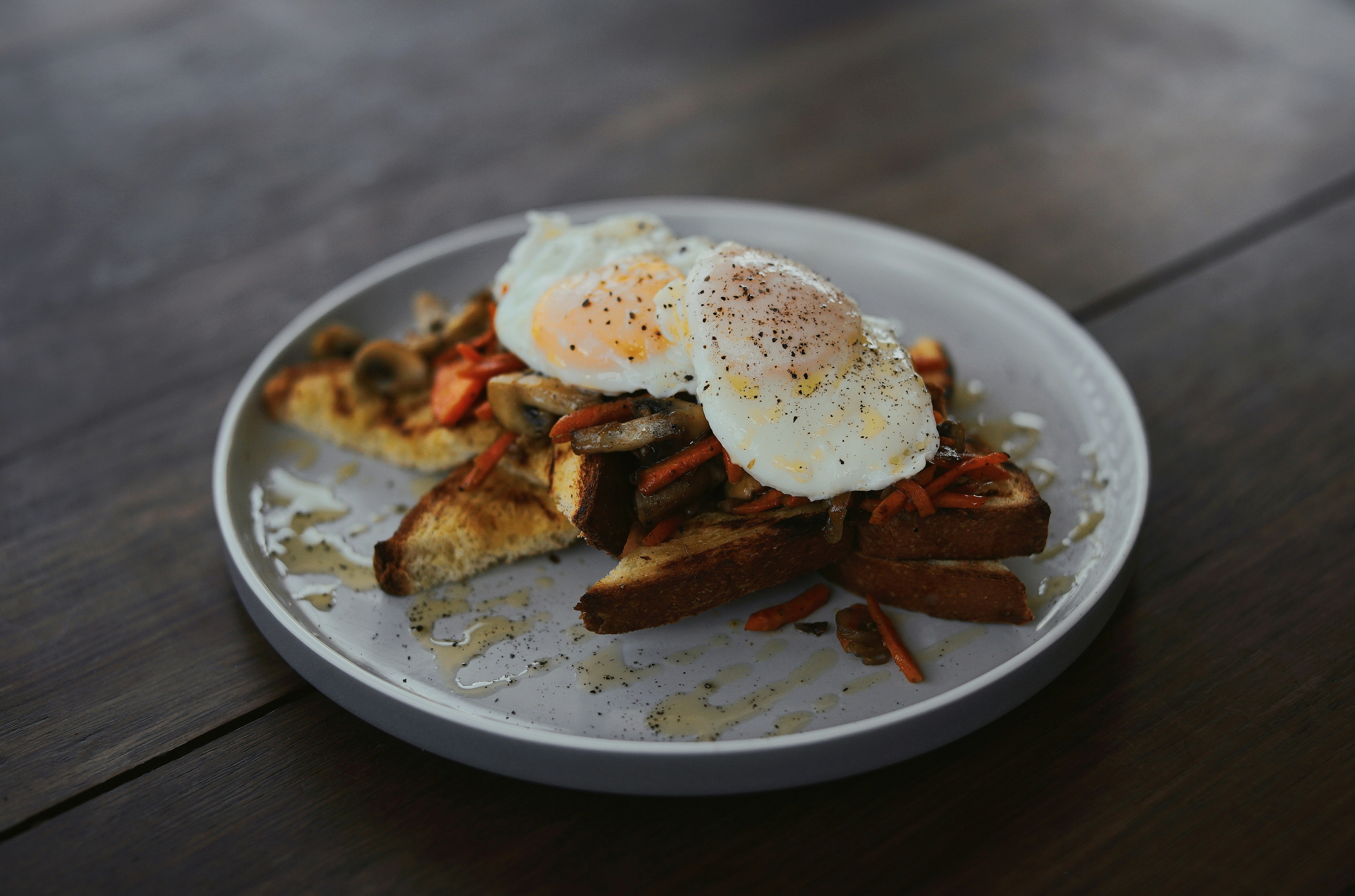 Fried eggs on toast