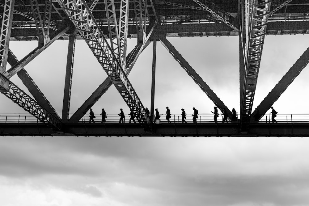 personnes marchant sur le pont