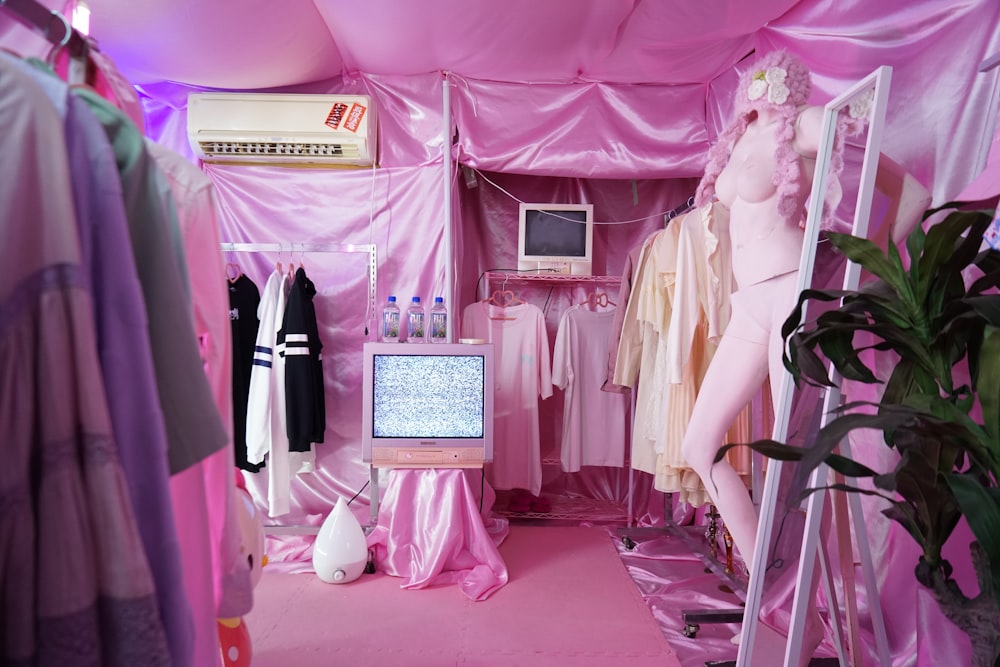 pink interior stor
