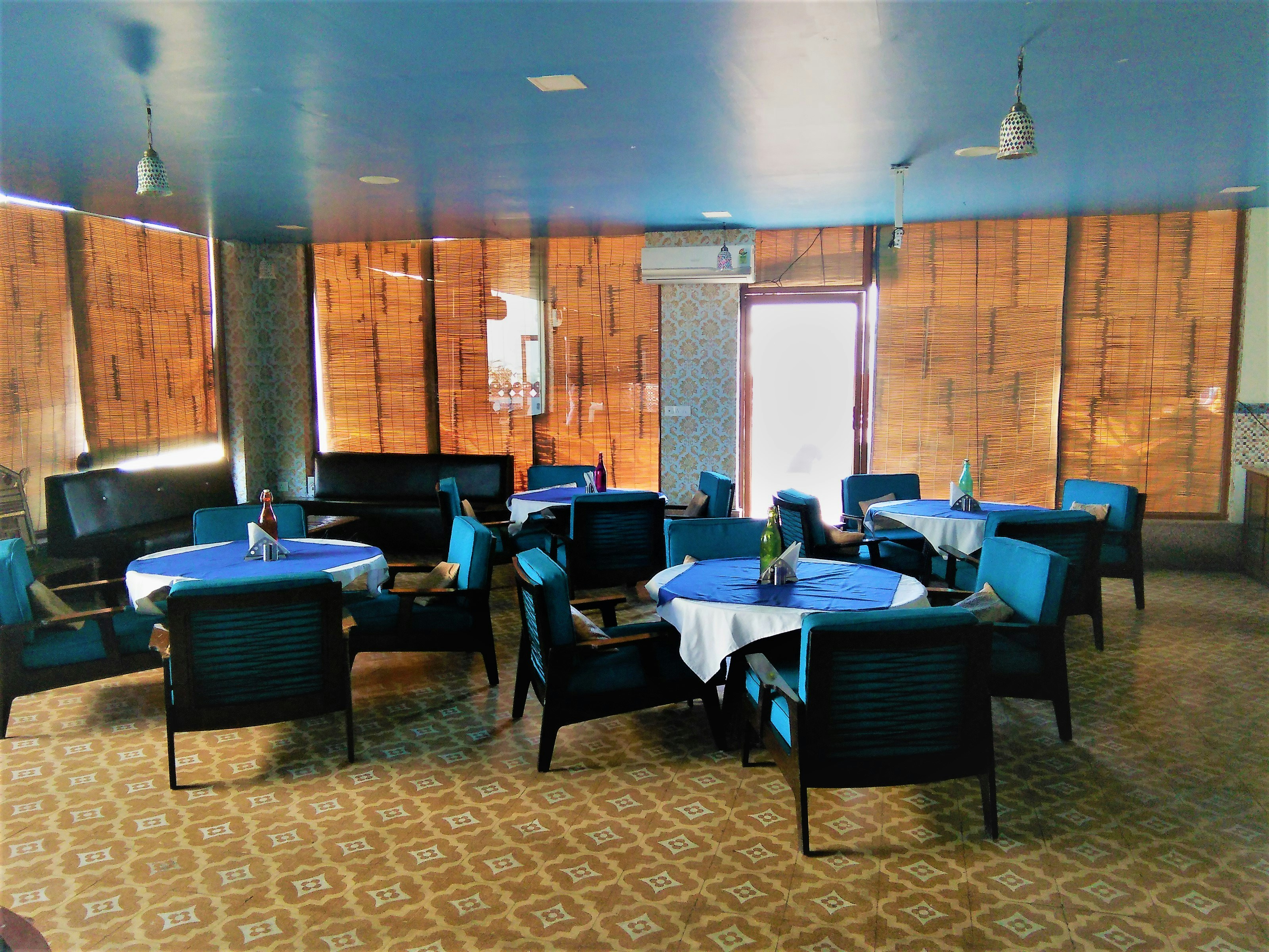 How Custom Textiles Strengthen Restaurant Branding