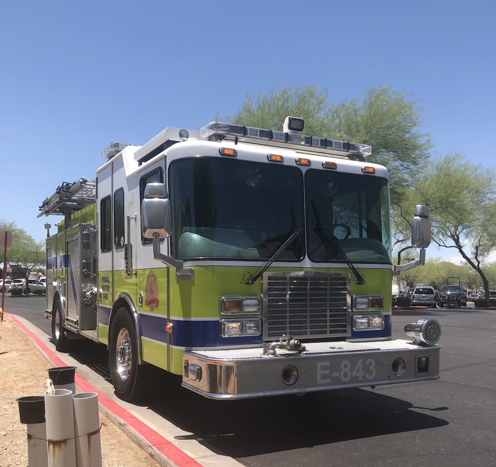 E-843プレート付き白と緑の消防車