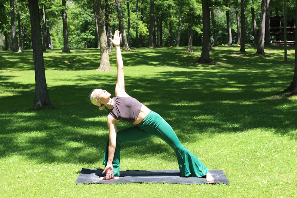 Menschen, die tagsüber Yoga machen