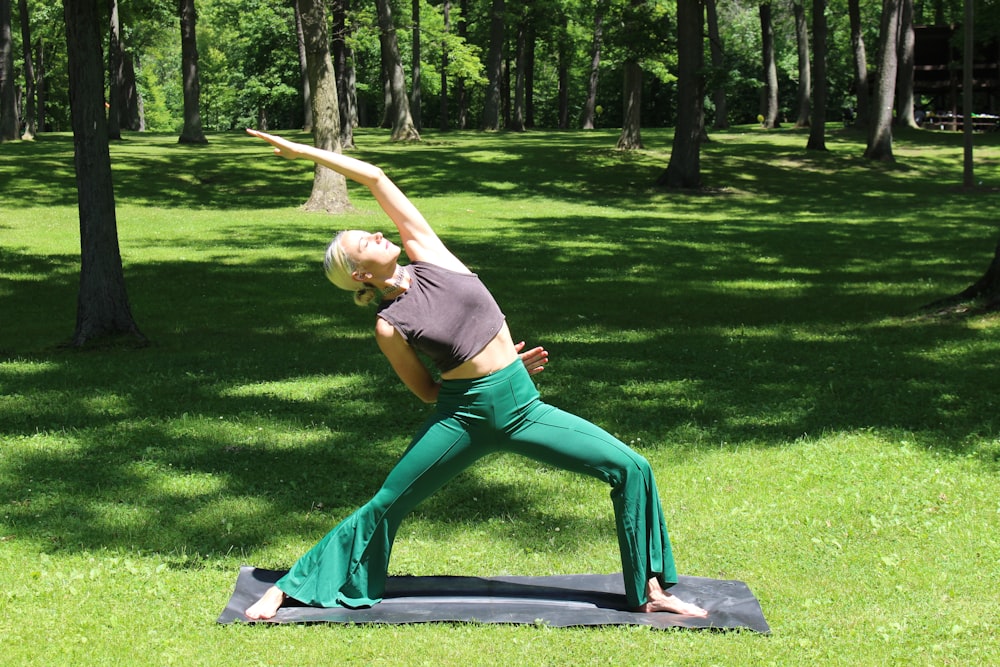 mujer haciendo ejercicio de yoga al aire libre