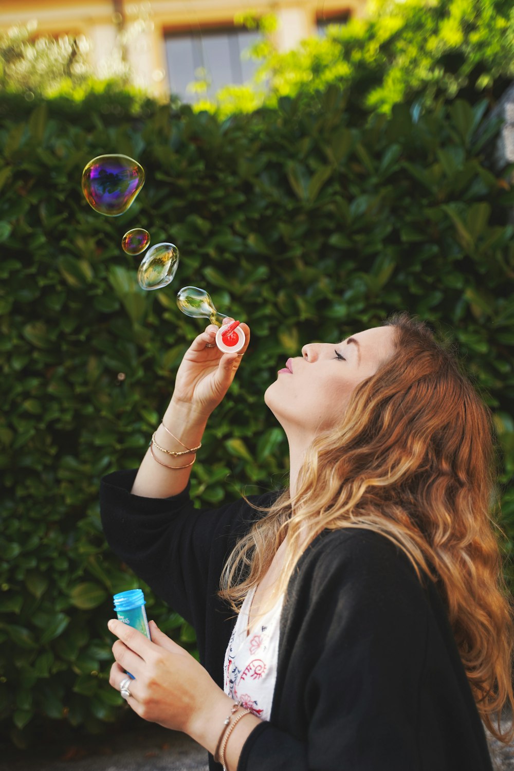 femme faisant des bulles