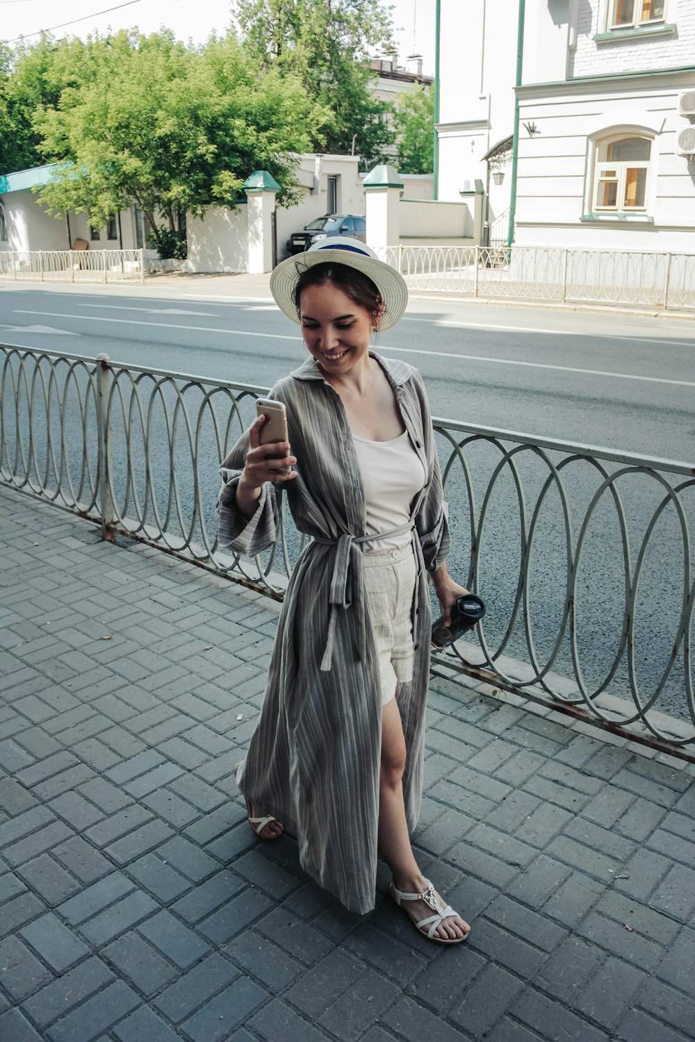 道路脇を歩く女性