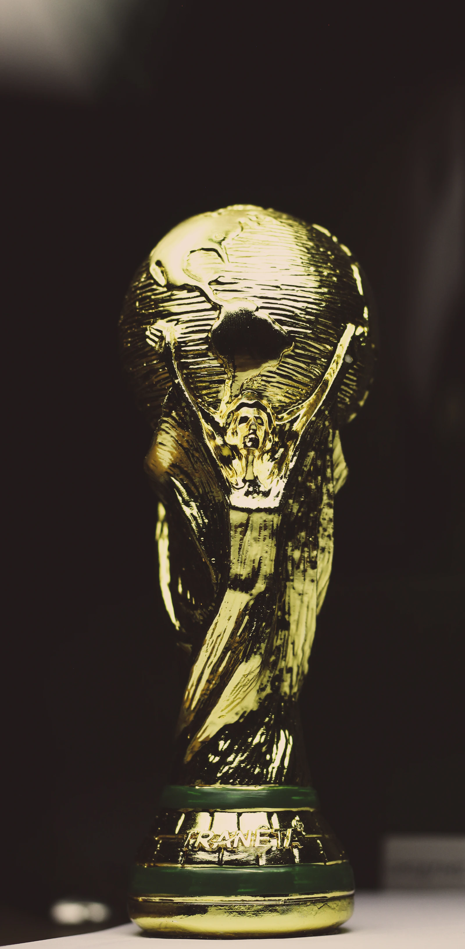 Jugadores levantando el trofeo de campeones rodeados de confeti