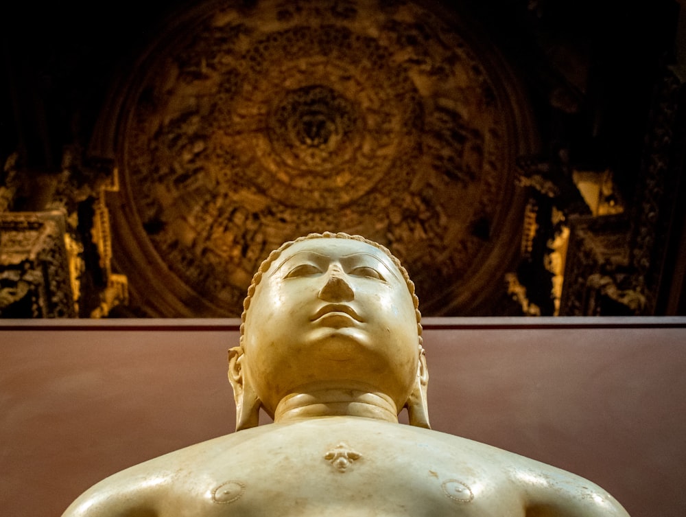 fotografia dal basso della statua del Buddha Gautama