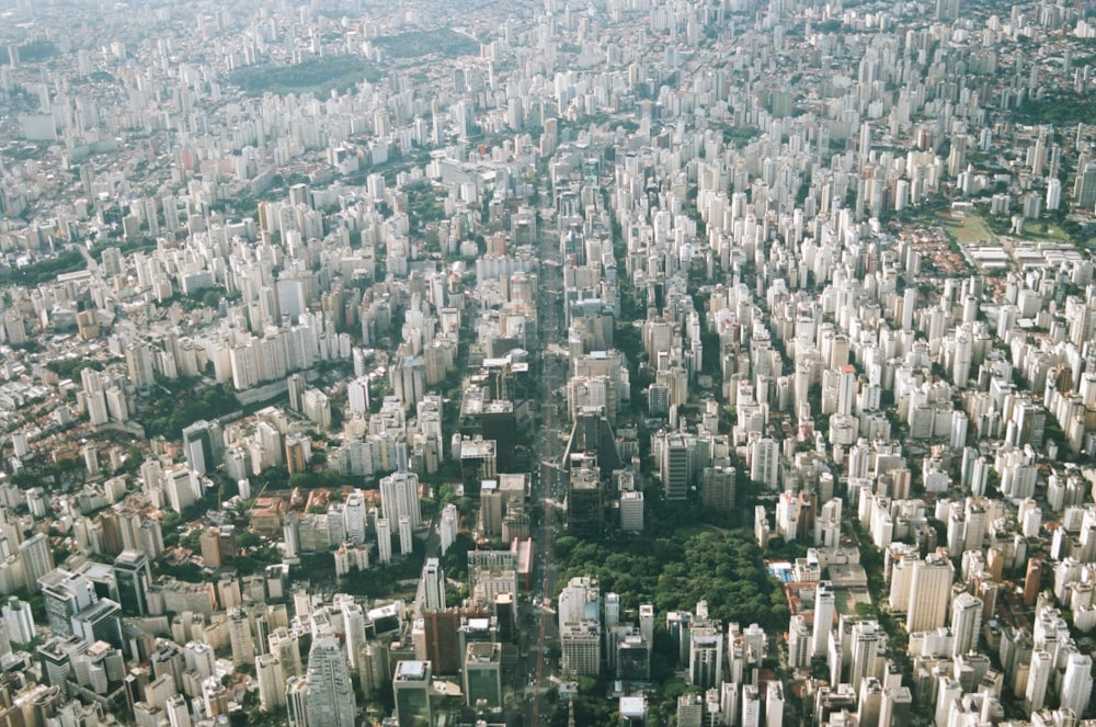 Vista aérea dos edifícios durante o dia