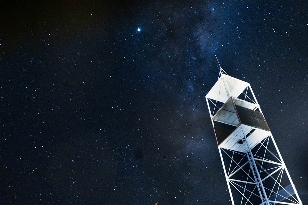 Fotografía de ángulo bajo torre eléctrica bajo el cielo estrellado durante la noche