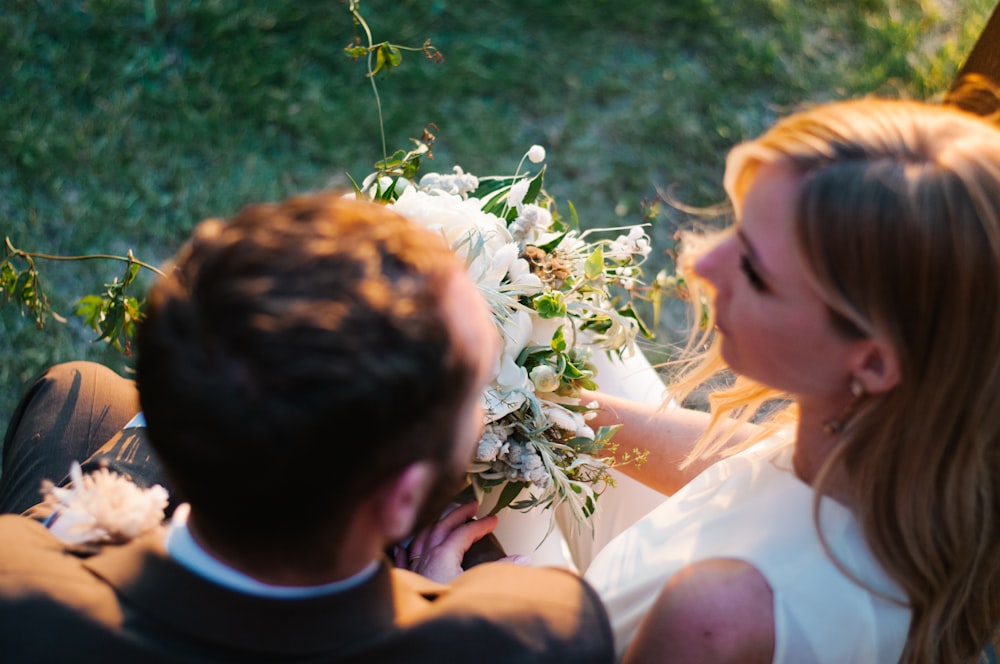 pareja de recién casados mirándose