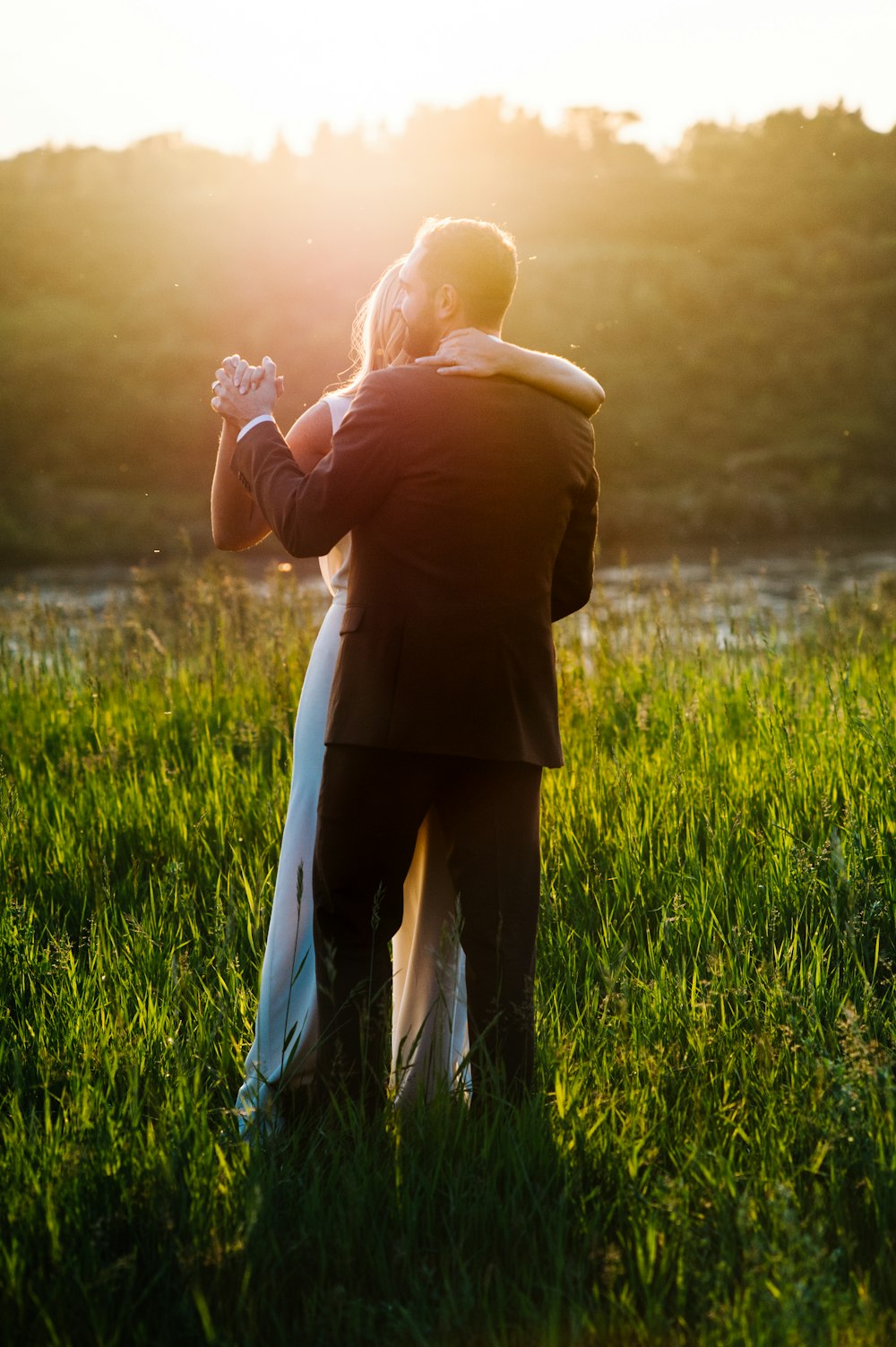 homme et femme dansant sur le champ d’herbe verte