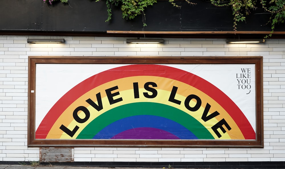 Love is Love Wandbild mit braunem Holzrahmen