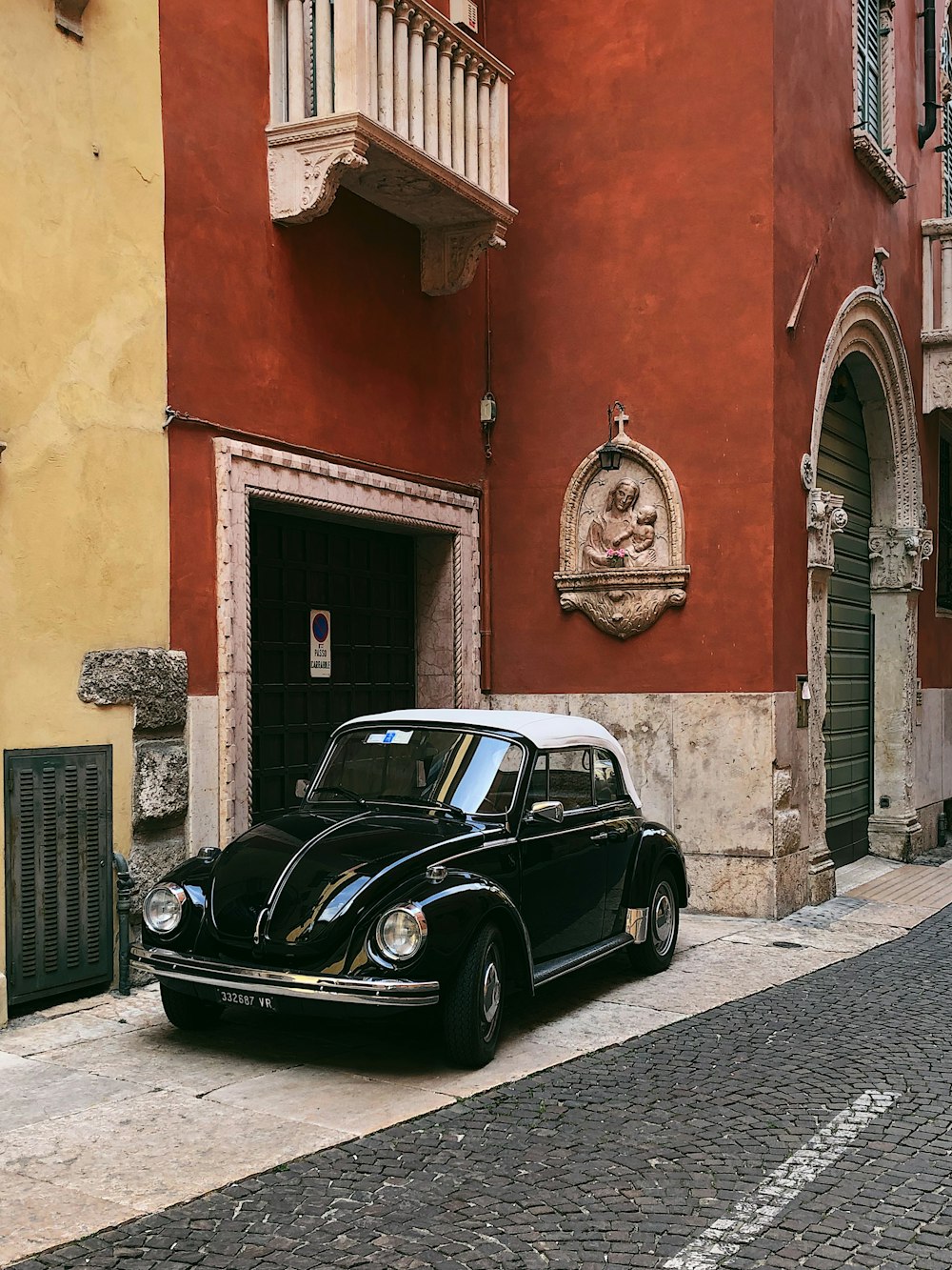 black Volkswagen Beetle near building