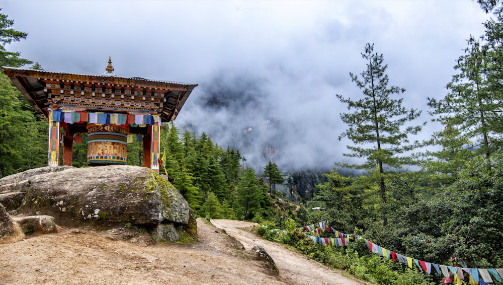 Pagode auf Felsen in der Nähe von Bäumen