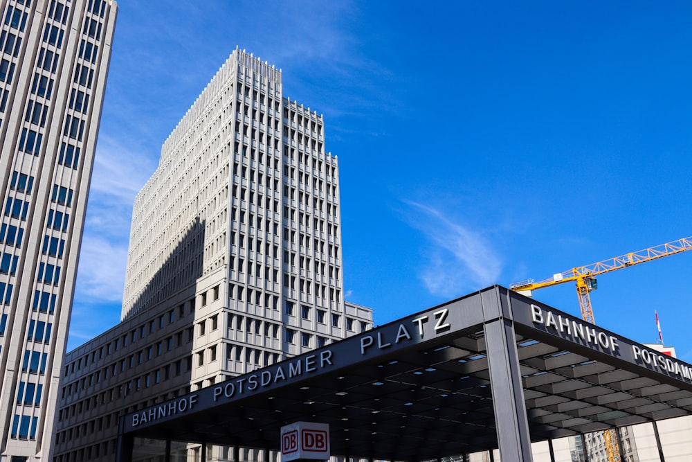 Edificio de hormigón gris