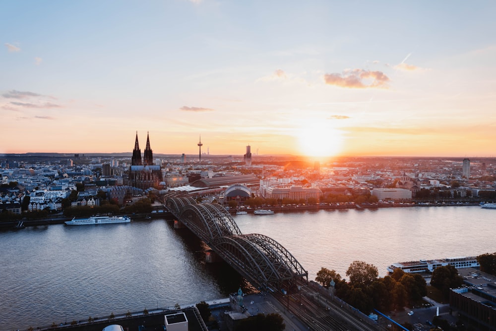 Graue Brücke über Gewässer bei Tag