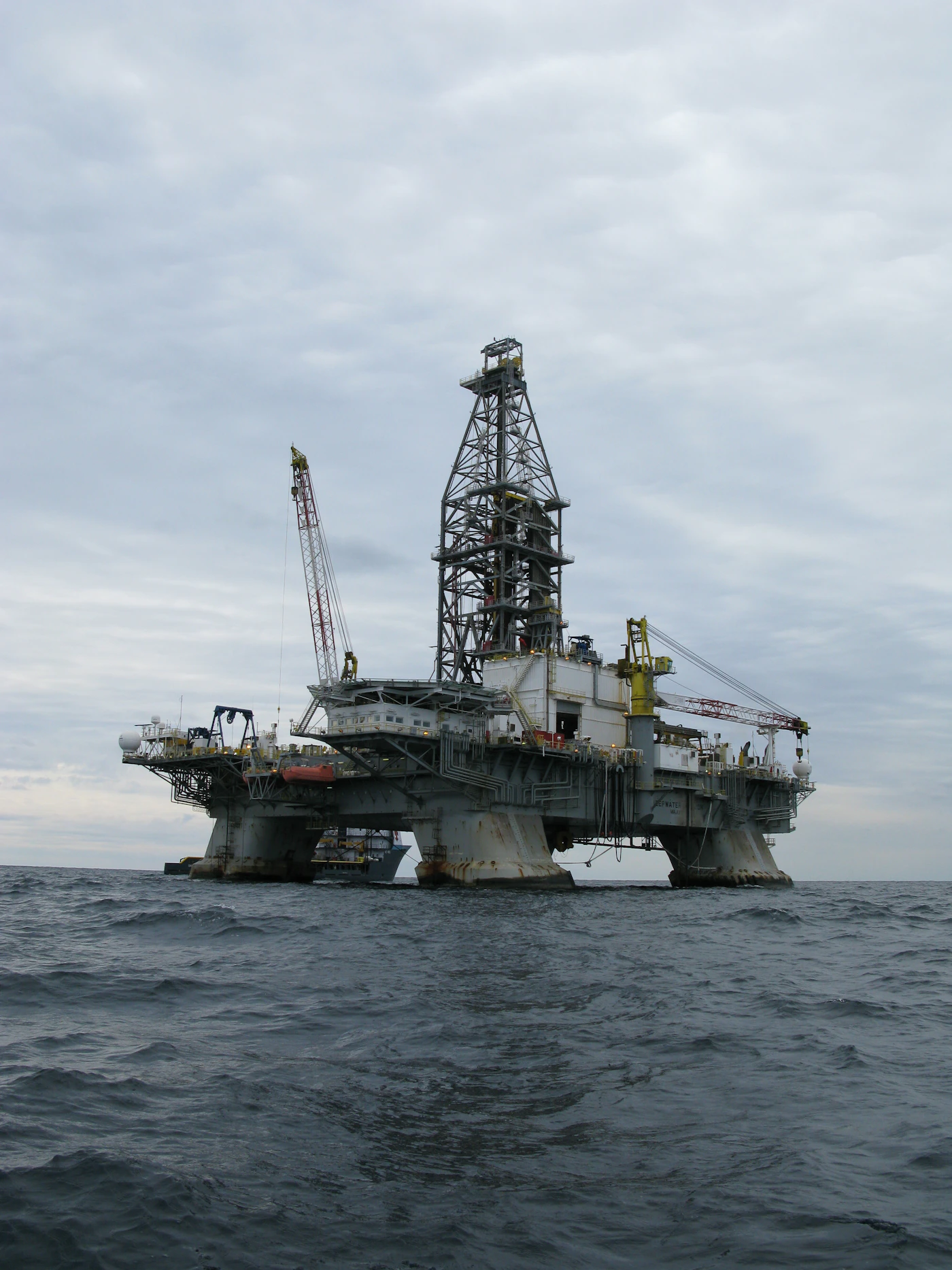 White and gray offshore oil rig in daytime, illustrating how the same injury pays differently across maritime systems