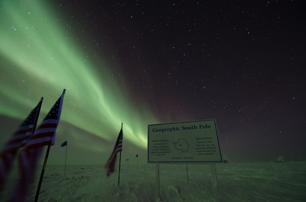 Noite estrelada com aurora austral sobre o Polo Sul geográfico. 