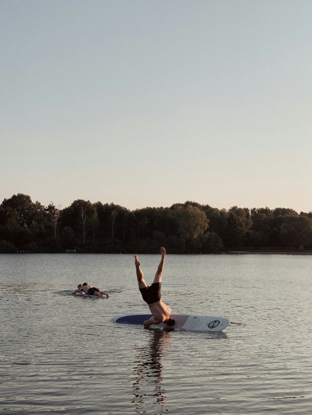 ragazzo che si diverte in sup stand up paddle